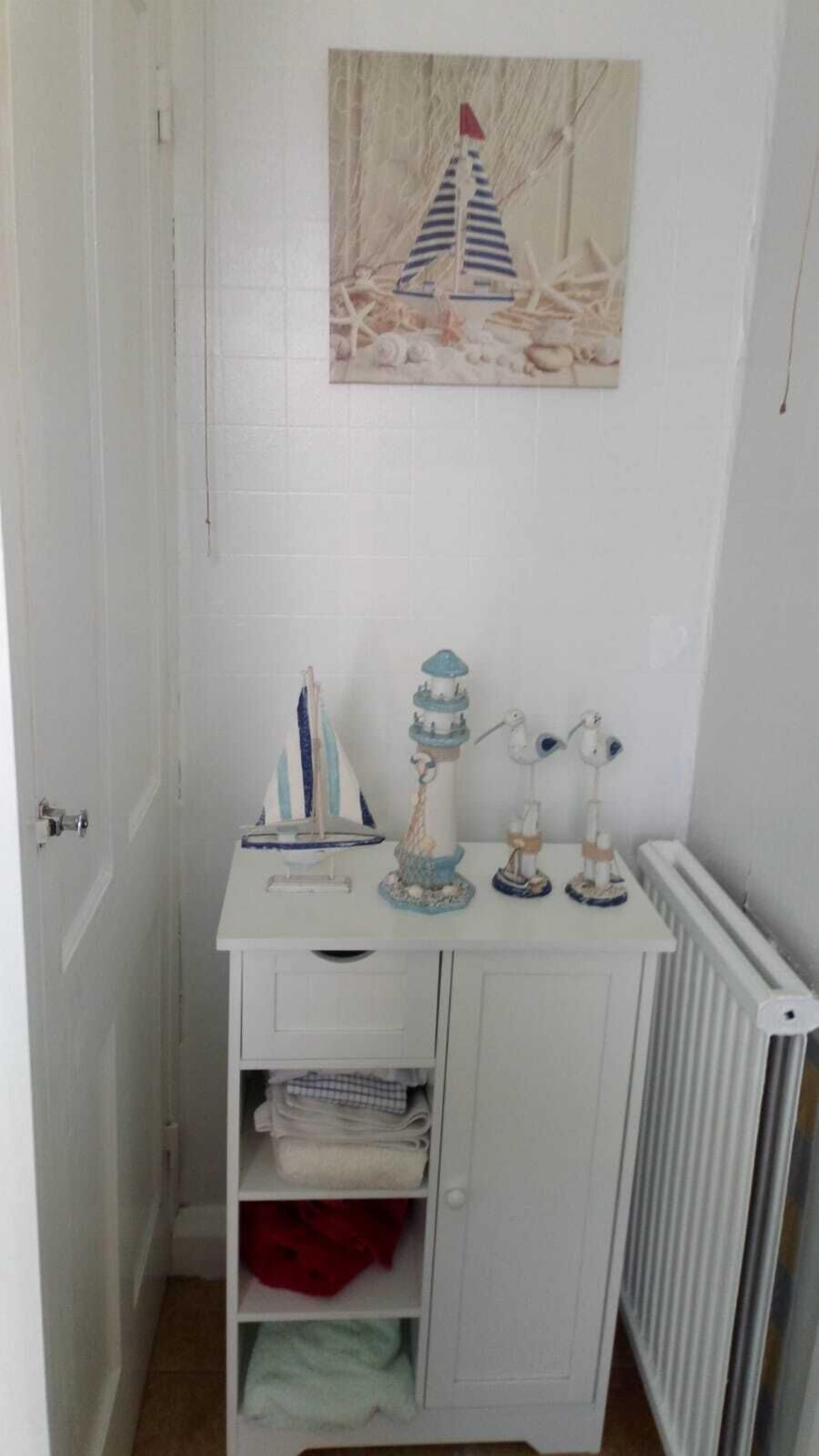 City-Stadtwohnung | Badezimmer | Duschwanne, kostenlose Toilettenartikel, Haartrockner, Hausschuhe