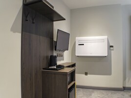 Escritorio, tabla de planchar con plancha, wifi gratis y ropa de cama 