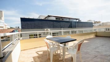 Apartment, 2 Bedrooms (104) | Outdoor dining