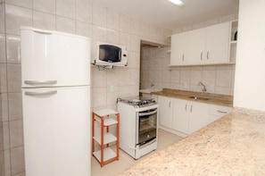 Apartment, 2 Bedrooms (106) | Private kitchen | Fridge, microwave, oven, stovetop