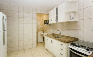 Appartement, 2 chambres (304) | Cuisine privée | Réfrigérateur, four à micro-ondes, un four, surface de cuisson