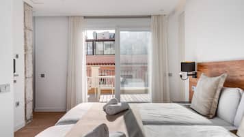 Standard-Zweibettzimmer, Balkon, Stadtblick | Schreibtisch, schallisolierte Zimmer, kostenlose Babybetten