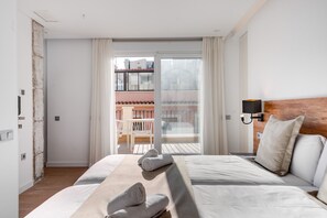Habitación estándar con 2 camas individuales, balcón, vistas a la ciudad | Escritorio, sistema de insonorización, cunas gratuitas y wifi gratis