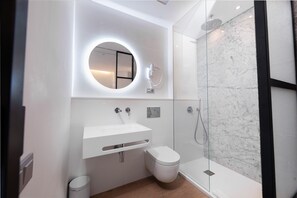 Standard-Doppel- oder -Zweibettzimmer, Balkon, Stadtblick | Dusche im Bad