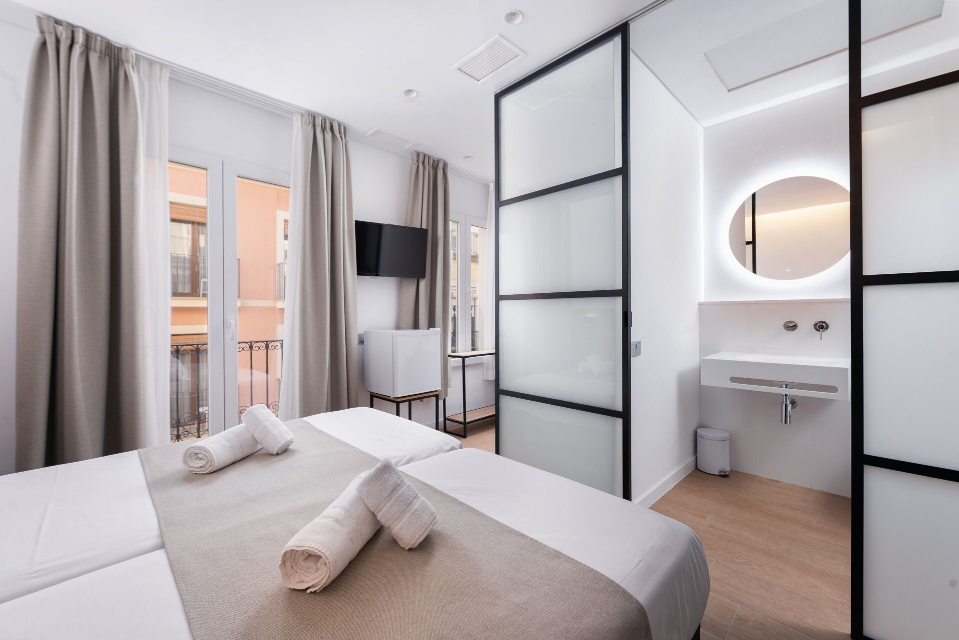 Een bureau, geluiddichte muren, gratis babybedden, gratis wifi