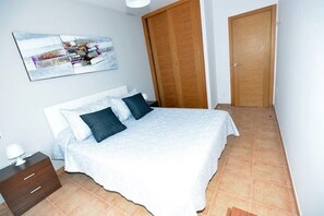 3 bedrooms, in-room safe, iron/ironing board, travel cot