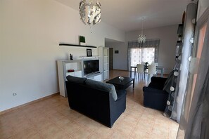 Una Smart TV, libros, un reproductor estéreo