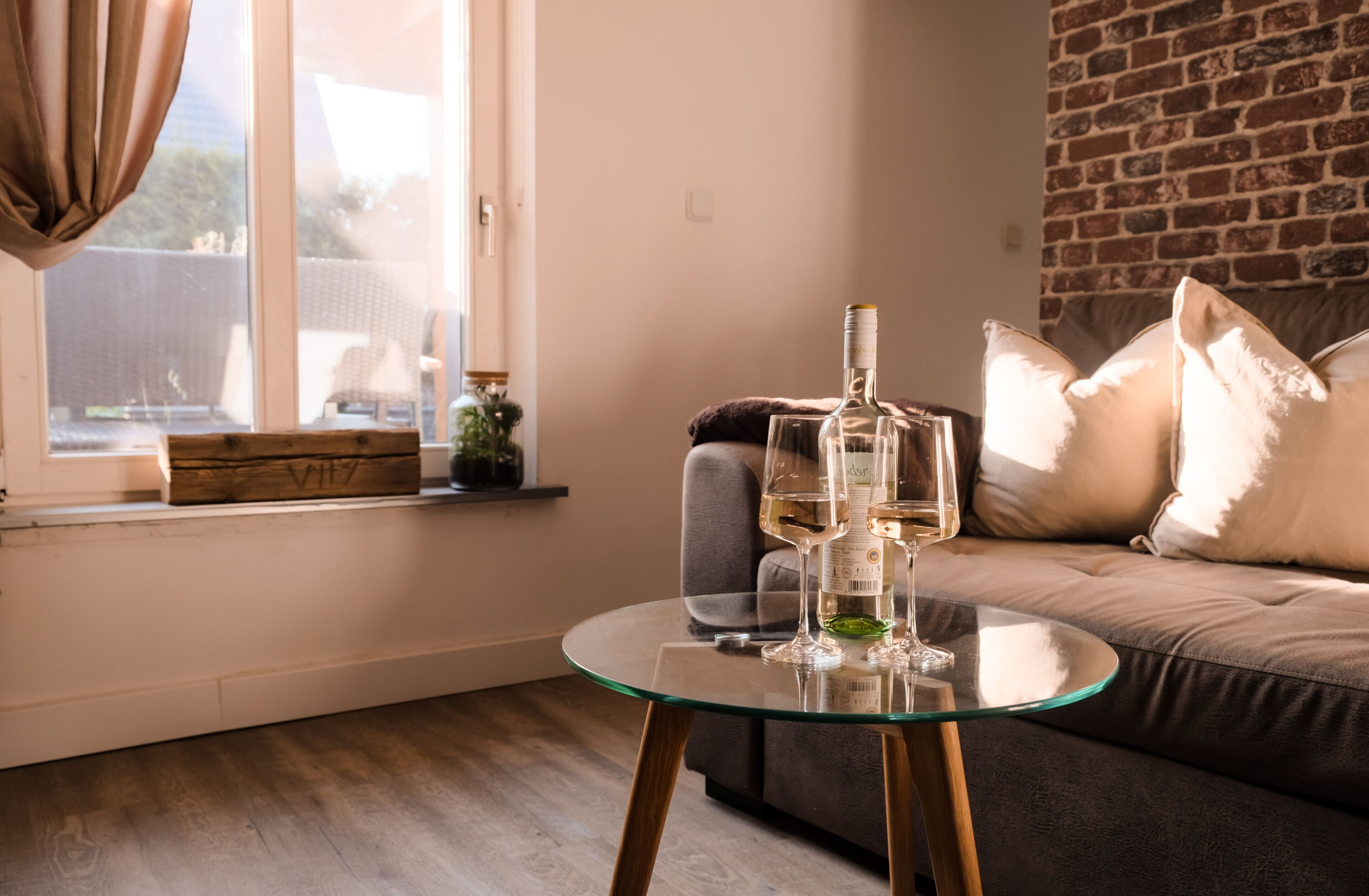 Smart-TV, Tischtennisplatte, Bücher, Musikbibliothek