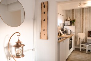 Fridge, microwave, oven, stovetop - Ferienhaus in der Nähe zum Hainer See mit Sauna und Grillplatz (Neukieritzsch)