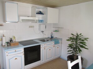 Fridge, microwave, stovetop, coffee/tea maker - Familienfreundliche Ferienwohnung (Günzburg)