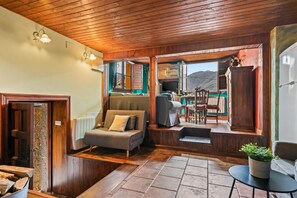 Fernseher, Kamin, Tischfußball, Tischtennisplatte