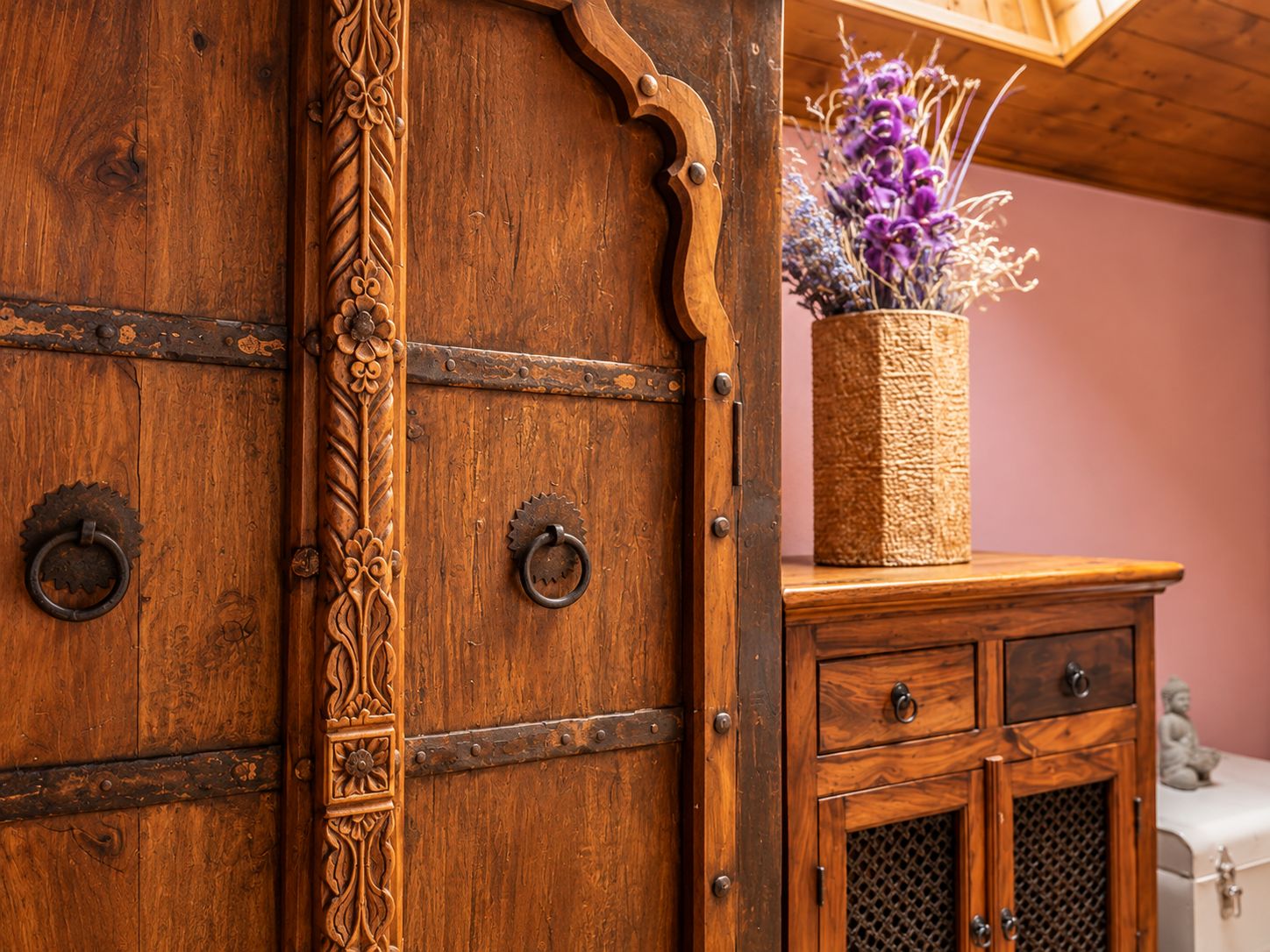 Una puerta de madera con intrincados grabados y un pestillo metálico.