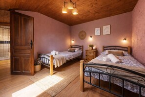 2 habitaciones, tabla de planchar con plancha y cuna de viaje 