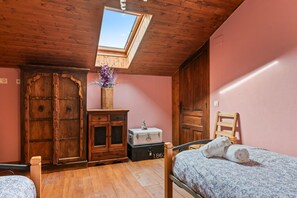 2 dormitorios, tabla de planchar con plancha, cuna de viaje