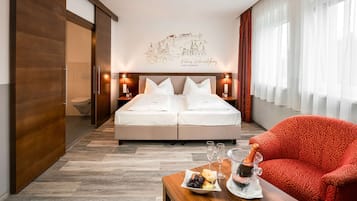 小型套房, 2 张单人床, 浴缸 (Cozy Sitting Corner;Quiet Location) | 客房内保险箱、办公桌、笔记本电脑工作区、遮光窗帘