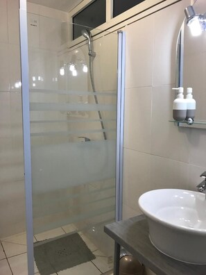 Buồng tắm vòi sen, khăn tắm