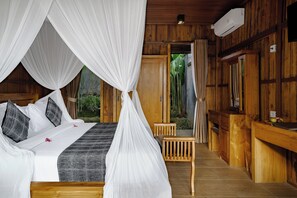 One Bedroom Wooden Pool Villa with Valley View | Minibar, desk, bed sheets - Yanyan Resort Ubud (Sukawati)