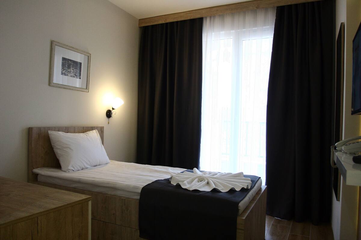 Comfort Single Room | Select Comfort beds, desk, WiFi (free)