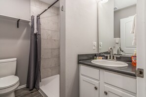 Combinazione doccia/vasca, asciugacapelli, asciugamani, sapone