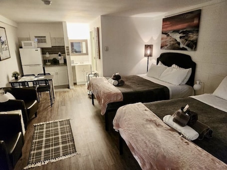 Classic Quadruple Room, 2 Double Beds, Non Smoking, Refrigerator & Microwave | Free WiFi, bed sheets. Rolling Hills Motel