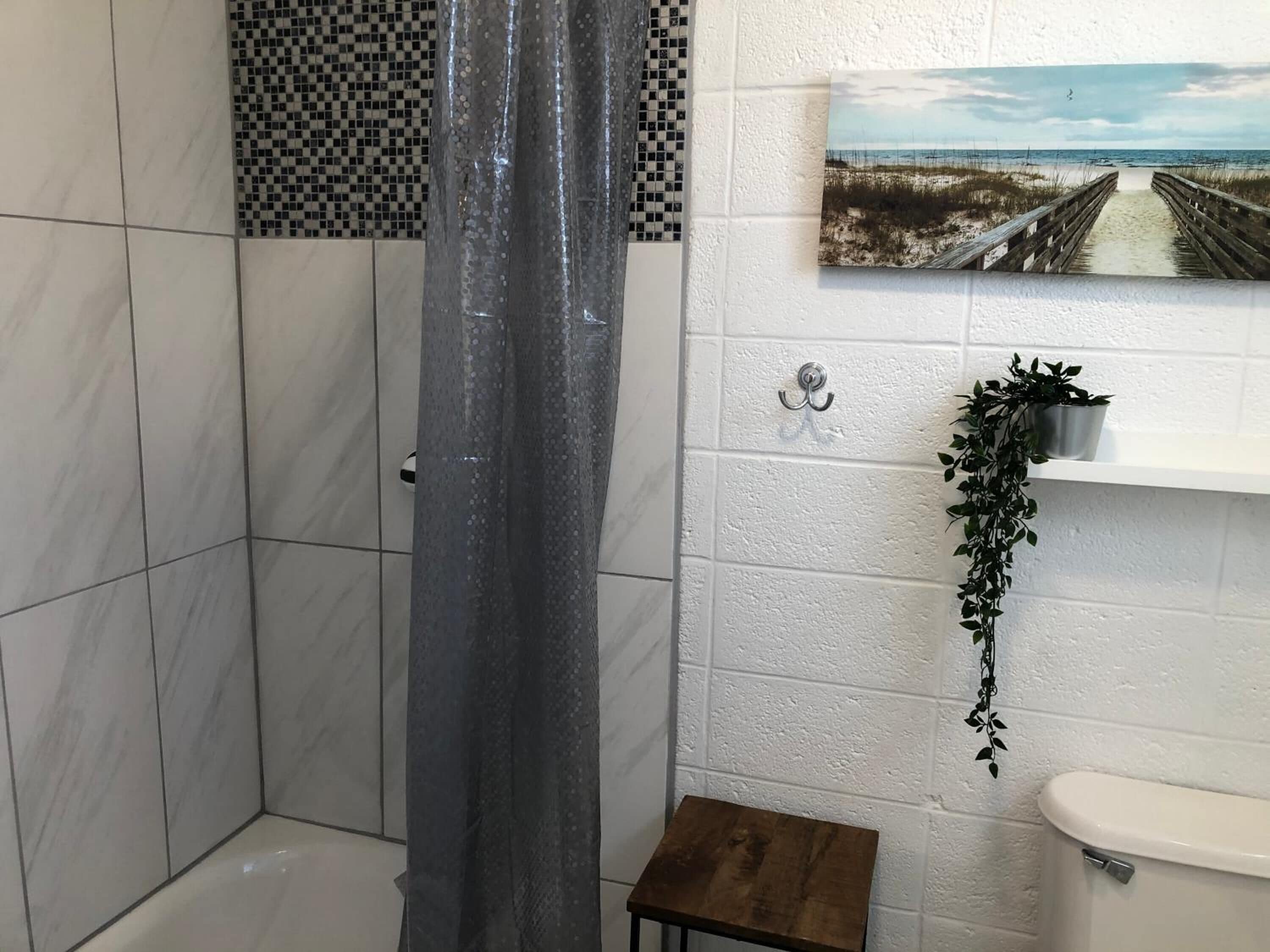 Classic Room, 1 Queen Bed, Non Smoking, Refrigerator & Microwave | Bathroom | Combined shower/tub, free toiletries, towels