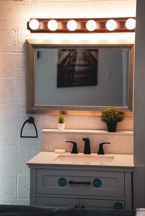 Classic-Vierbettzimmer, 2 Doppelbetten, Nichtraucher, Kühlschrank und Mikrowelle | Badezimmer | Duschwanne, kostenlose Toilettenartikel, Handtücher