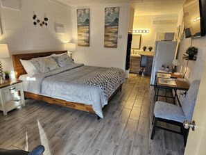 Classic-Zimmer, 1 King-Bett, Nichtraucher, Kühlschrank und Mikrowelle | Kostenloses WLAN, Bettwäsche