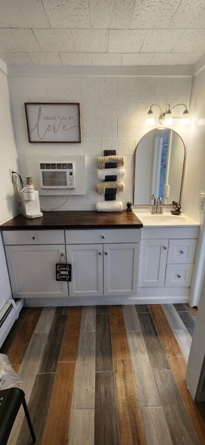 ห้องคลาสสิก, เตียงควีนไซส์ 1 เตียง, ปลอดบุหรี่, ตู้เย็นและไมโครเวฟ | ห้องน้ำ | ฝักบัวในอ่างอาบน้ำ, ของใช้ในห้องน้ำฟรี, ผ้าเช็ดตัว