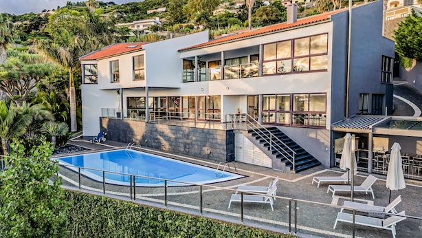 A modern two-story house with a swimming pool, outdoor seating, and a staircase leading to a balcony. - Vila Crerital - By Wehost (Funchal)