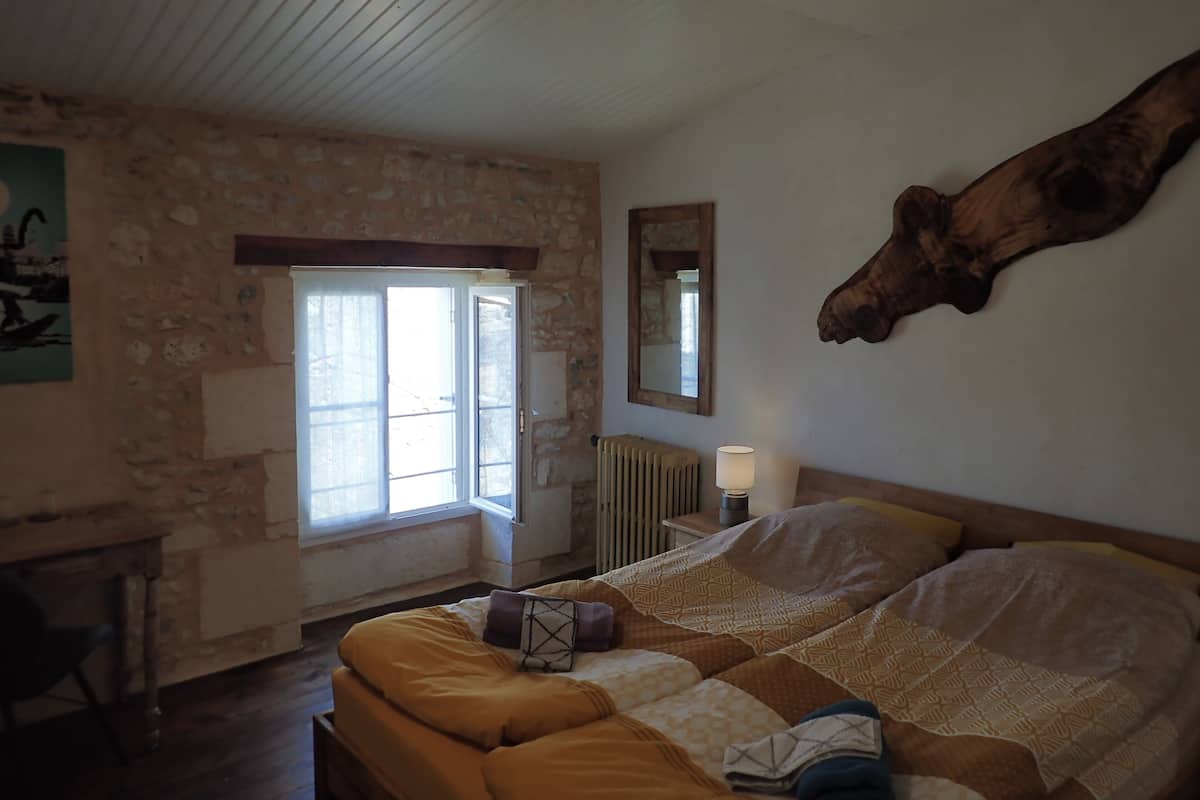Comfort tweepersoonskamer, 1 queensize bed, niet-roken | Individueel gedecoreerd, een bureau, gratis wifi, beddengoed