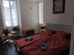 Decoración personalizada, escritorio, wifi gratis y ropa de cama 