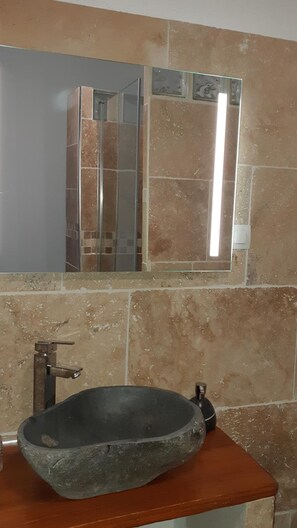 ฝักบัว, เรนชาวเวอร์, ไดร์เป่าผม, ผ้าเช็ดตัว