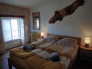 Individually decorated, desk, free WiFi, bed sheets - La Miramboise (Mirambeau)