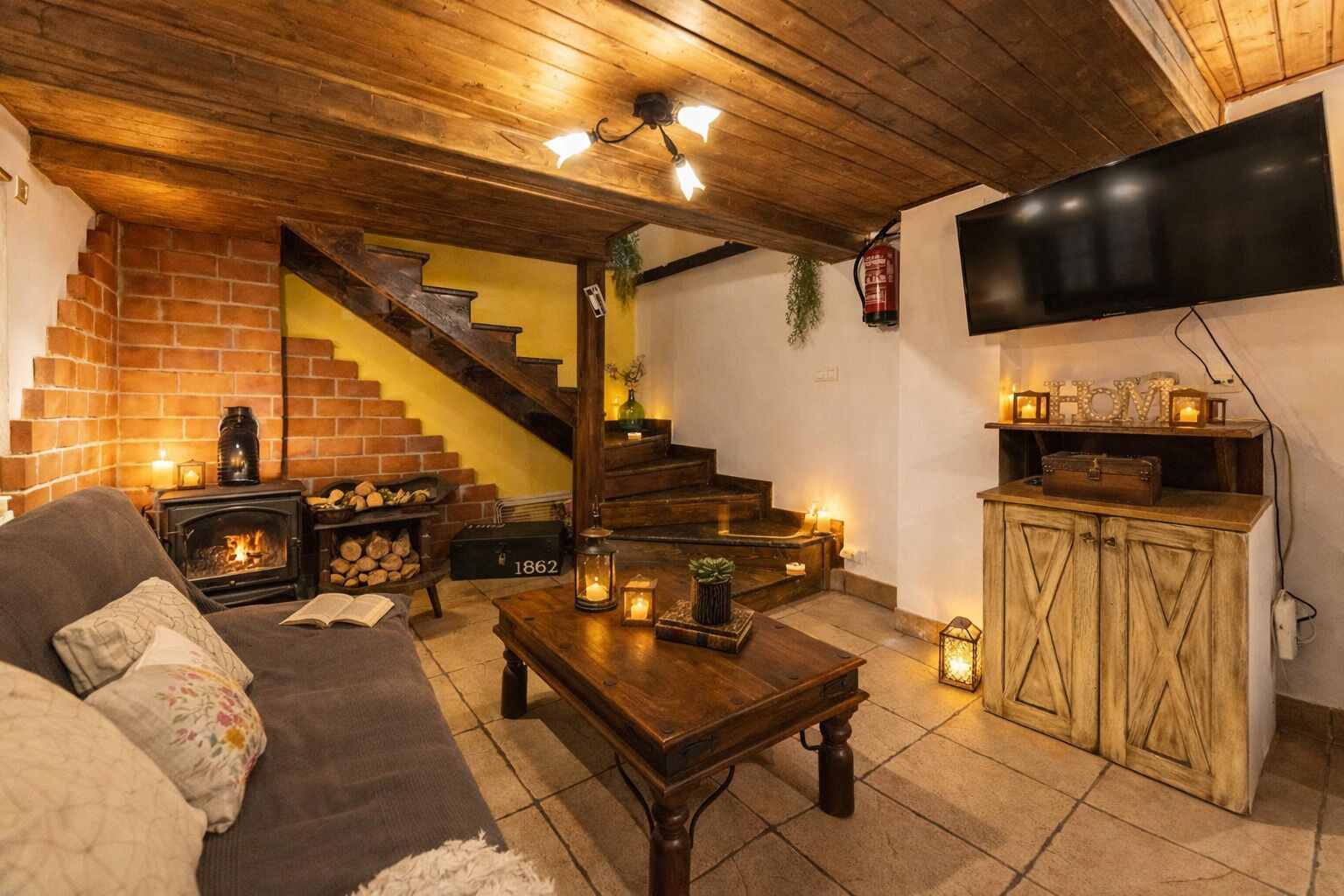 Een televisie, een open haard, tafelvoetbal en een tafeltennistafel