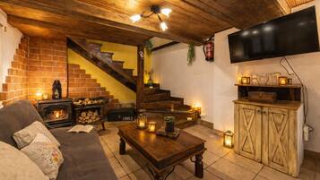 Een televisie, een open haard, tafelvoetbal en een tafeltennistafel