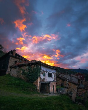 Exterior - La Congosta, jacuzzi surrounded by mountains (La Villa de Sub, teverga, asturias)