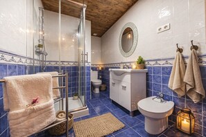 Ducha, secador de pelo, bidet, toallas