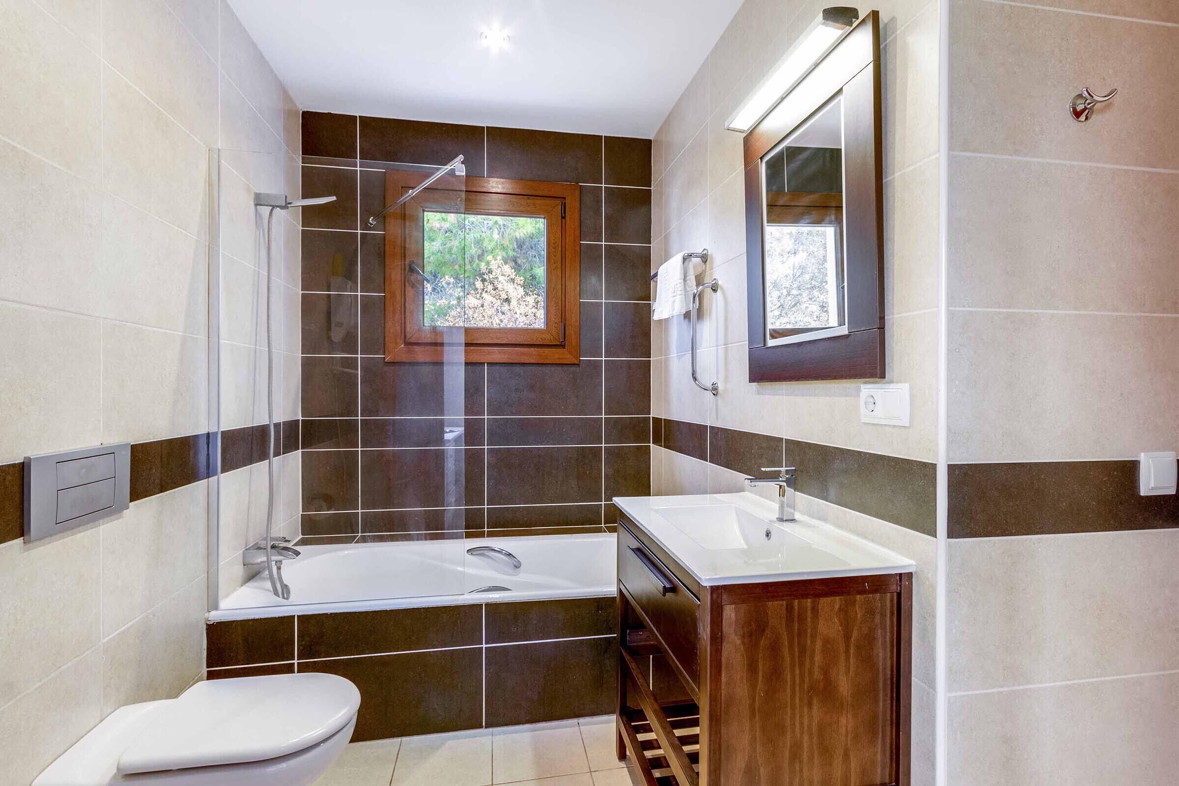 Baignoire, sèche-cheveux, serviettes fournies