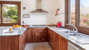 Wasserkocher mit Kaffee-/Teezubehör, Kühlschrank, Mikrowelle, Ofen