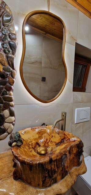 Douche, serviettes fournies, savon, papier toilette
