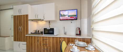 Studio, 1 chambre | Cuisine privée | Four, plaque de cuisson, cuiseur de riz, plancha