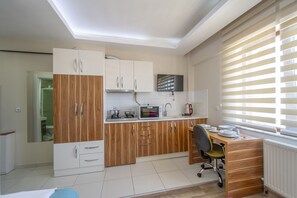 Studio, 1 Bedroom | Private kitchen
