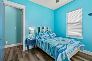 4 bedrooms, iron/ironing board, WiFi, bed sheets - Blue Warbler - 4 Bedrooms and 4 min walk to beach (Surfside Beach)