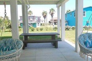 Outdoor dining - Blue Warbler - 4 Bedrooms and 4 min walk to beach (Surfside Beach)