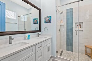 Combined shower/bathtub, hair dryer - Blue Warbler - 4 Bedrooms and 4 min walk to beach (Surfside Beach)