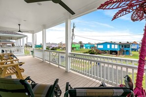 Outdoor dining - Blue Warbler - 4 Bedrooms and 4 min walk to beach (Surfside Beach)