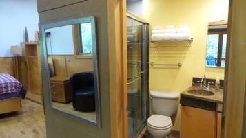 Sèche-cheveux, serviettes fournies, savon, shampoing