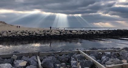 Near lake and ocean, large family home with garden close to all amenities.