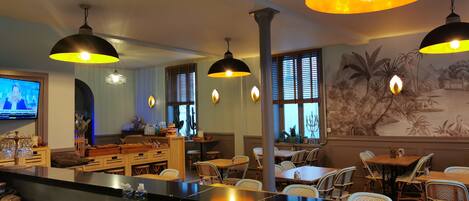 Daily continental breakfast (EUR 11 per person)