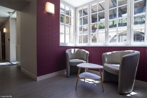 Coin salon dans le hall